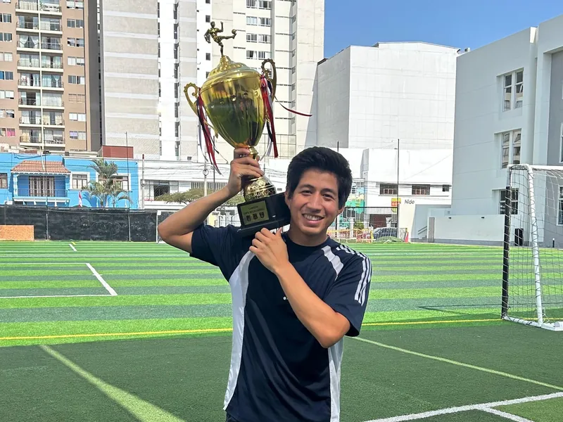 Gabriel con trofeo en cancha de fútbol